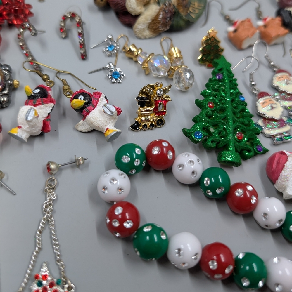 Fun And Cute Mystery Christmas Vintage Jewelry Bundle Of 5 Items - Picture 2 of 6